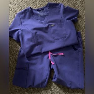 Women’s Figs Amethyst Xs top and SP bottoms